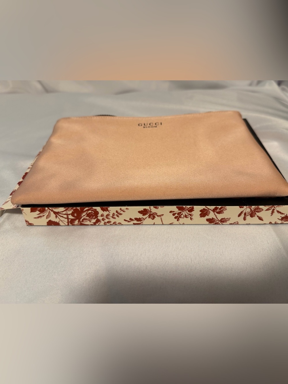 Gucci Bloom pink satin zippered pouch / cosmetic bag. New in box - Picture 2 of 10